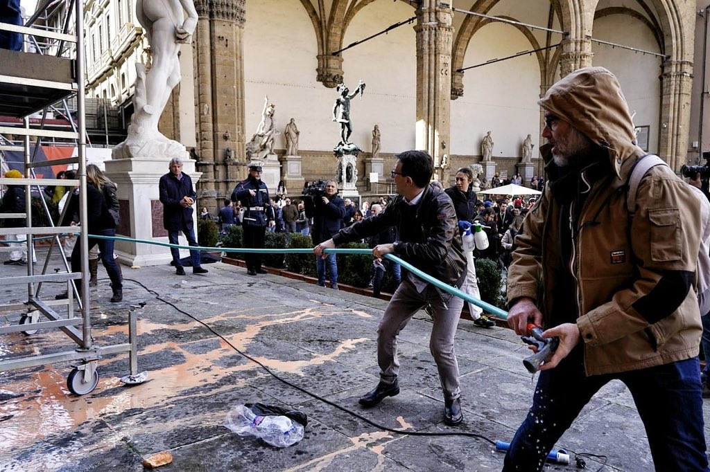 La pulizia di Palazzo Vecchio dopo il blitz di Ultima Generazione