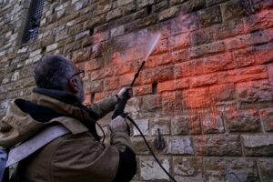 Gli attivisti di Ultima Generazione imbrattano Palazzo Vecchio a Firenze