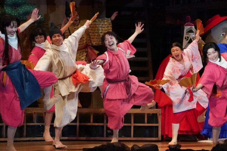 L’attrice Mone Kamishiraishi in una scena di danza dello spettacolo. © Toho Co., Ltd.