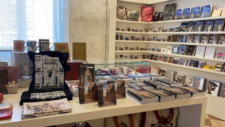 Lavori in serigrafia della Cooperativa Rio Terà dei pensieri per il bookshop del Teatro Olimpico di Vicenza