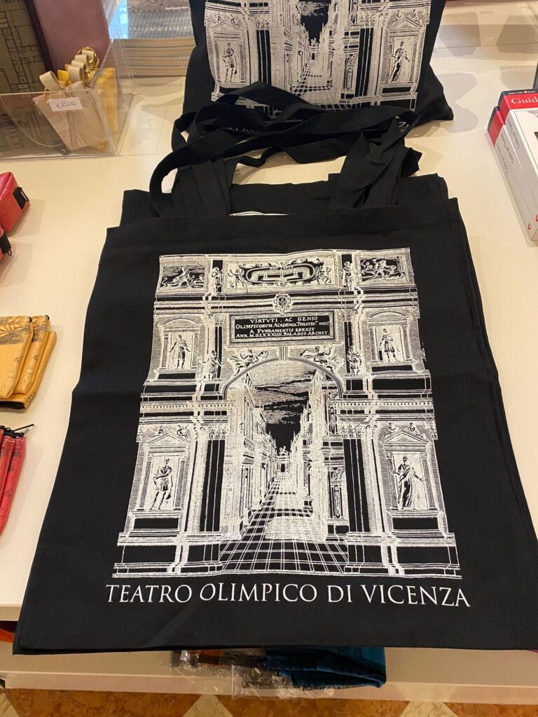 Lavori in serigrafia della Cooperativa Rio Terà dei pensieri per il bookshop del Teatro Olimpico di Vicenza