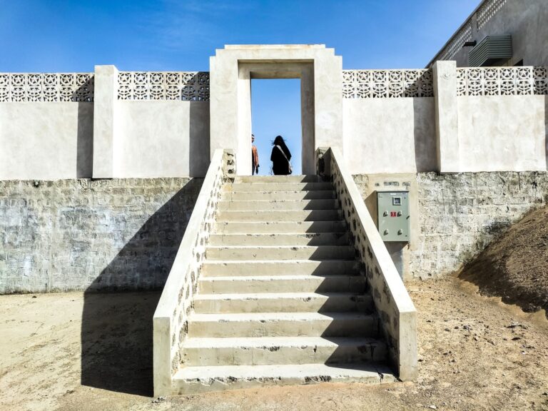 L’ingresso a una delle strutture che ospitano la biennale nell’oasi di Al Dhaid. Foto Maurita Cardone