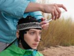 Lucas Foglia, Maggie in an EEG Study of Cognition in the Wild, Strayer Lab, University of Utah, 2016 (dalla serie Human Nature). Fotografia. Courtesy l’artista e Micamera, Milano