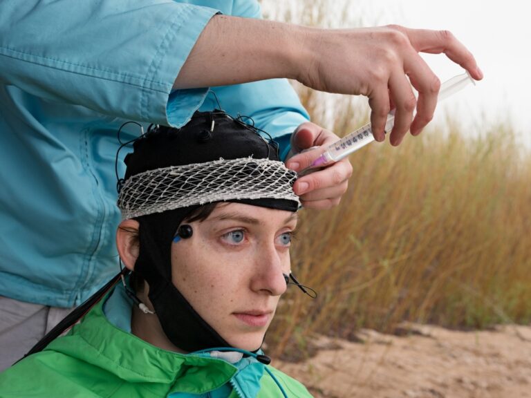 Lucas Foglia, Maggie in an EEG Study of Cognition in the Wild, Strayer Lab, University of Utah, 2016 (dalla serie Human Nature). Fotografia. Courtesy l’artista e Micamera, Milano