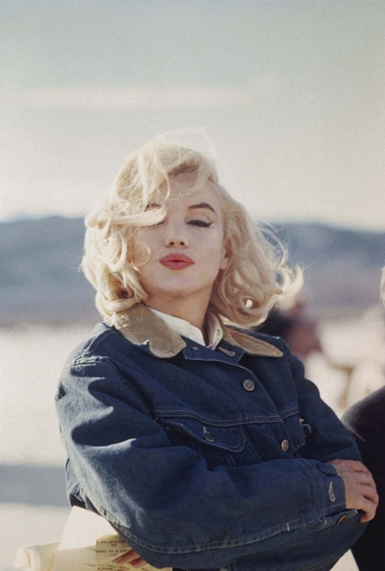 Marilyn Monroe in the Nevada desert during the filming of 'The Misfits'. USA, 1960 © Eve Arnold, Magnum Photos