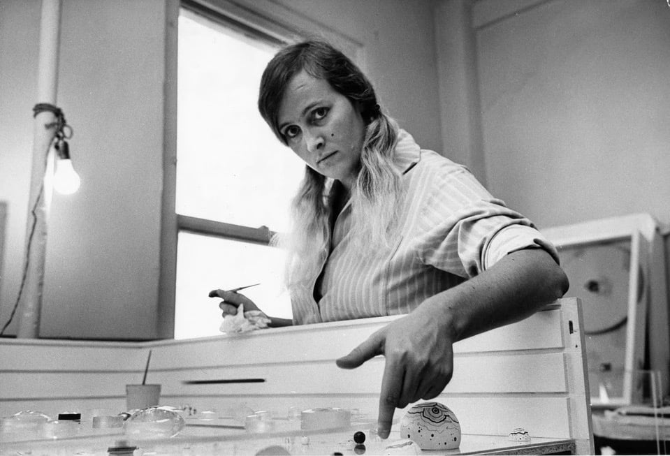 Mary bauermeister durante la realizzazione di una delle sue lens boxes negli anni '60