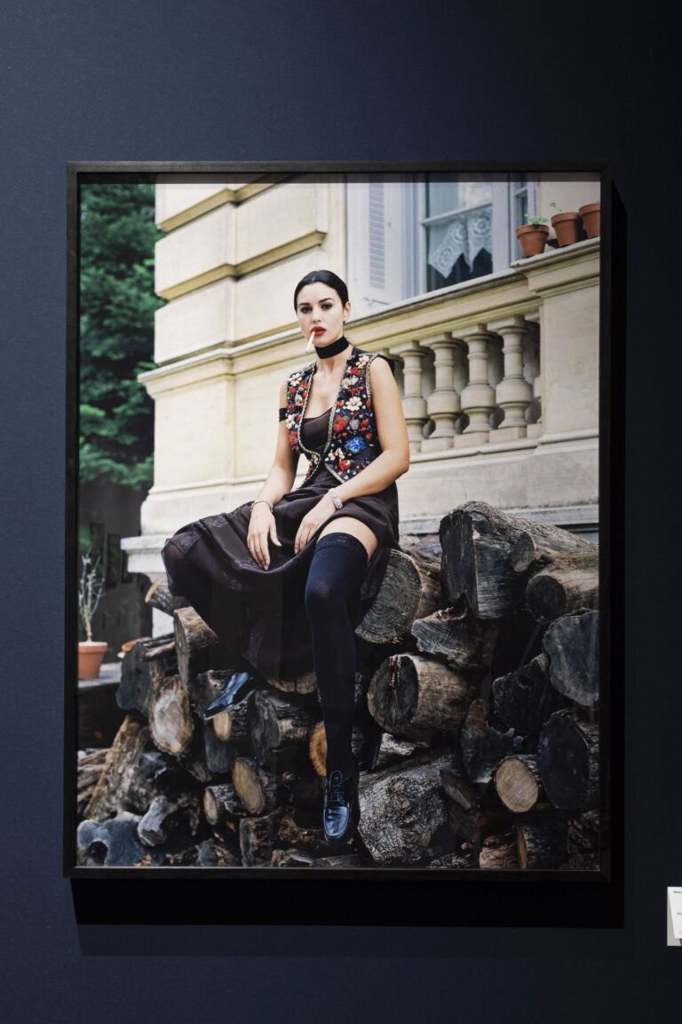Monica Bellucci, Blumarine. Nice, 1993. Foto di Luca Zanon © Helmut Newton Foundation