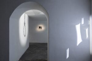 La trasparenza del dolore nella mostra di Monica Biancardi a Napoli
