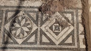 Sotto le Terme Stabiane di Pompei esce fuori un pavimento a mosaico