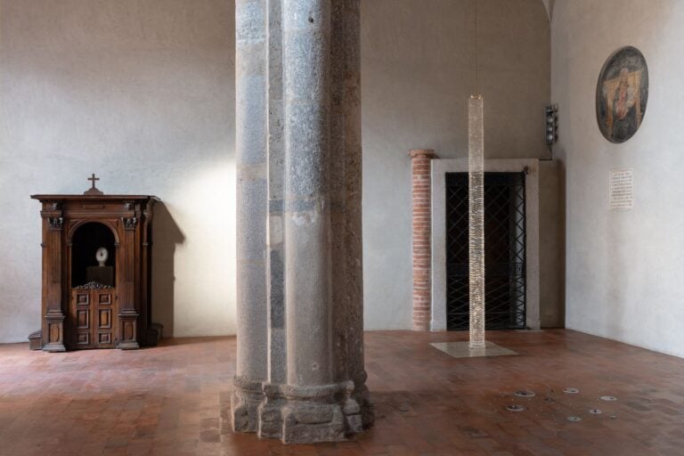 Nina Carini Apercues installation view at Basilica di San Celso Milano. Courtesy lartista. Photo Lorenzo Palmieri Scorci d’infinito. La mostra di Nina Carini a Milano