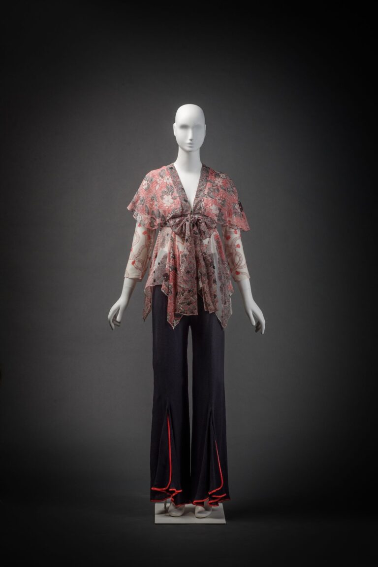 Ossie Clark, blouse and trousers, 1969. Textile designer Celia Birtwell. Archivio Massimo Cantini Parrini