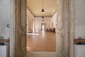 Tra un palazzo ottocentesco e la vecchia stazione zoologica, a Napoli una mostra d’arte contemporanea diffusa
