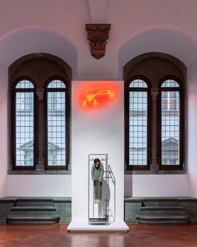 Reaching for the Stars. Da Maurizio Cattelan a Lynette Yiadom Boakye, installation view a Palazzo Strozzi, Firenze ©Ela Bialkowska, OKNO studio