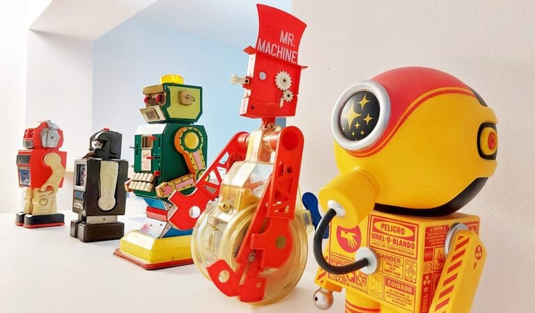 Robot giocattolo nello studio di Italo Rota, foto Sofia Volpi