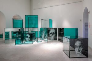 I ritratti in vetro frantumato di Simon Berger in mostra a Venezia