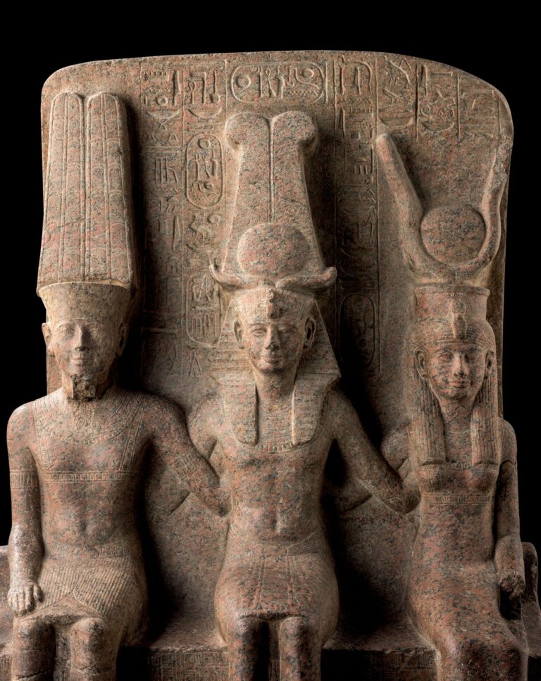 Statua di Ramesse II seduto tra il dio Amon e la dea Mut