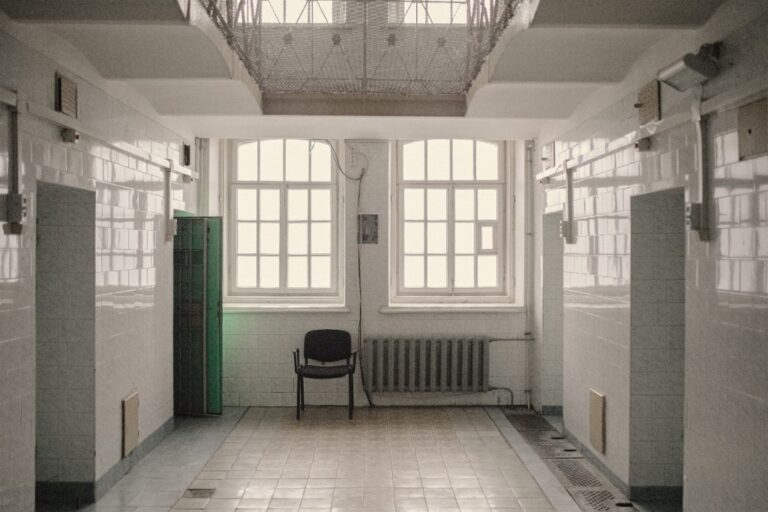 Un interno dell’ex complesso carcerario. Photo Monika Penkūkū