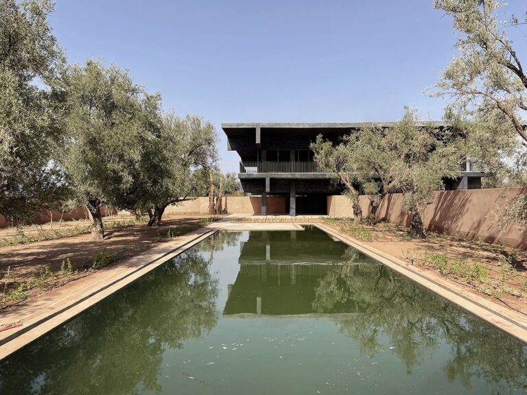 VG13 Architects, Villa a Marrakech, Marocco. Vista lato piscina © Alberto Rossi (VG13 Architects)