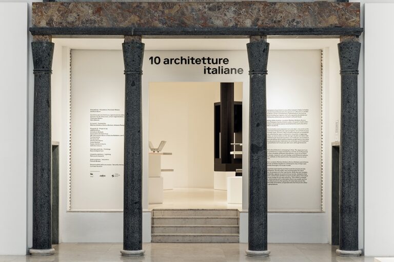 Vista dell’allestimento della mostra “10 architetture italiane”, Triennale Milano, foto © Gianluca Di Ioia