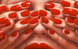 La grande fotografia di Guy Bourdin in mostra a Milano