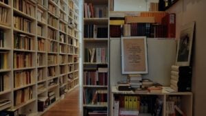 Nella leggendaria biblioteca di Umberto Eco. Al cinema