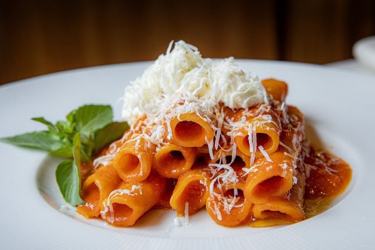 Un piatto di pasta al pomodoro