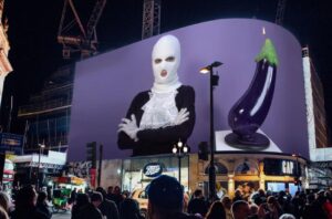 La Pussy Riot contro il patriarcato sui maxi schermi di Londra