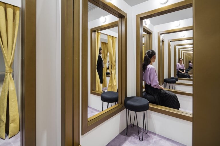 Leandro Erlich, Changing rooms (2008), Paneling, stools, golden frames, mirrors, curtains, carpet and lights. Dimensions variable