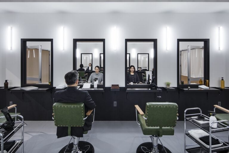 Leandro Erlich, Hair salon (2008), Plywood, mirrors, black frames, hairdressing chairs and accessories, aluminum sashes, flooring and lights. Dimensions variable