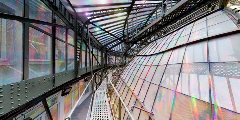 Kimsooja, Simulation To Breathe, entre deux coupole, Galeries Lafayette Paris Haussmann, 2022 Courtesy Kimsooja Studio