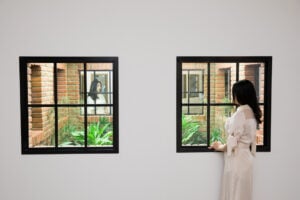 Oltre la soglia. Le illusioni di Leandro Erlich in mostra a Milano