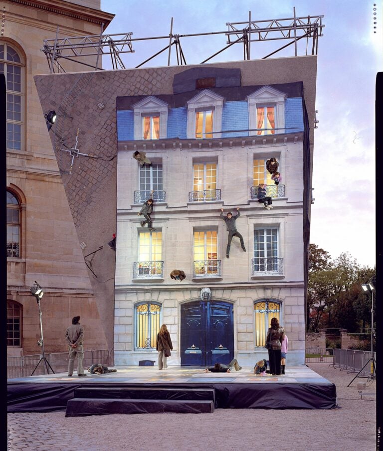Leandro Erlich, Bâtiment (2004), A building facade laid flat under a mirror suspended at a 45-degree angle. Dimensions variable. Fourteen different facades each specific to the city that hosted the temporary installation