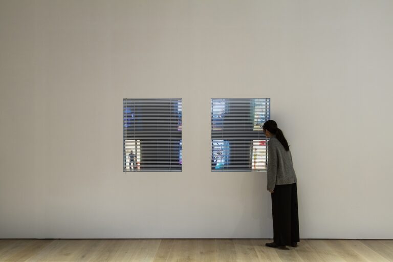 Leandro Erlich, The view (1997), Metal structure, MDF, screens/projectors, video player, blinds and video animation. Dimensions variable