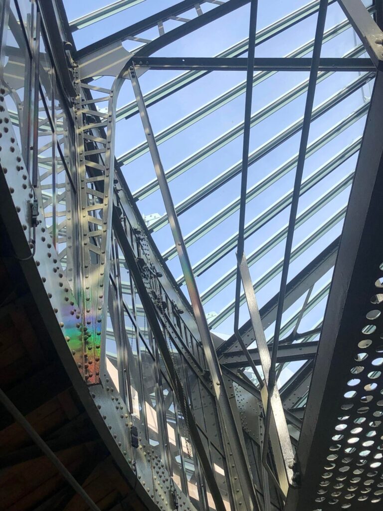 Kimsooja, Test d’installation To Breathe par JADE, entre deux coupole, Galeries Lafayette Paris Haussmann, 2022 © Galeries Lafayette