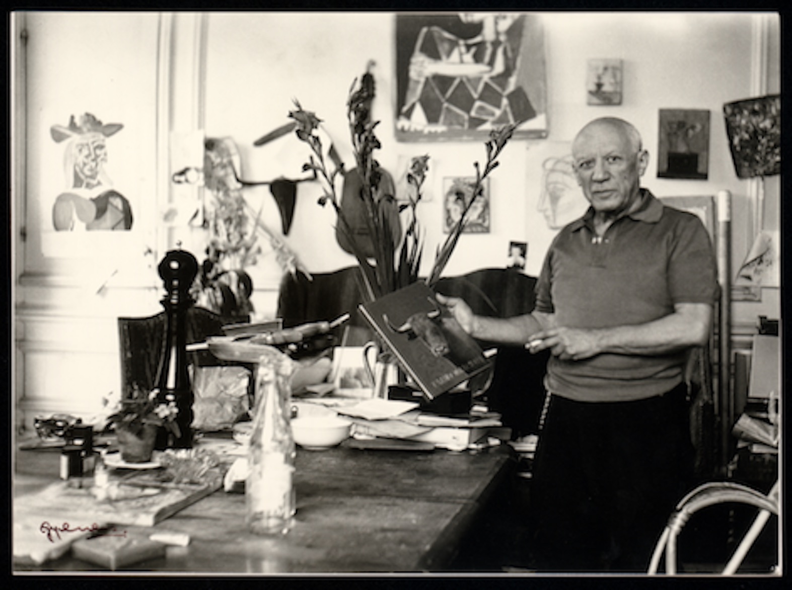 FOTO GYENES, Picasso con il mio libro tauromaquie © Juan Gyenes, SIAE, 2023