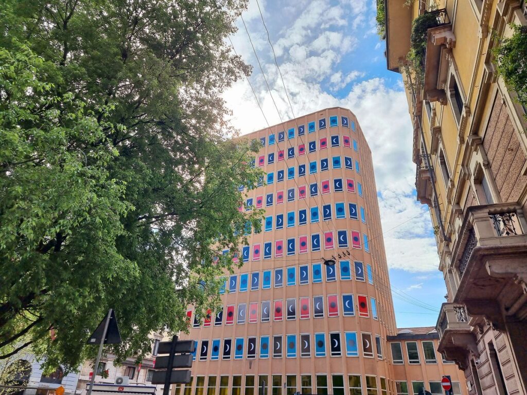 L’artista Agostino Iacurci trasforma la Torre di Arrighetti a Milano per glo for art