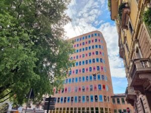 L’artista Agostino Iacurci trasforma la Torre di Arrighetti a Milano per glo for art