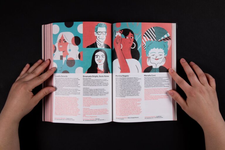 Tra i progetti in mostra c’è il concept grafico di UNCOVER, una pubblicazione legata all’Aiap Women in Design Award che indaga a tutto tondo il graphic design al femminile, valorizzando figure storiche e lavori recenti. Lo hanno sviluppato tre (allora) studentesse dell’ISIA di Urbino, oggi attive all’interno dell’associazione: Costanza De Luca, Greta Rolando e Greta Valotto