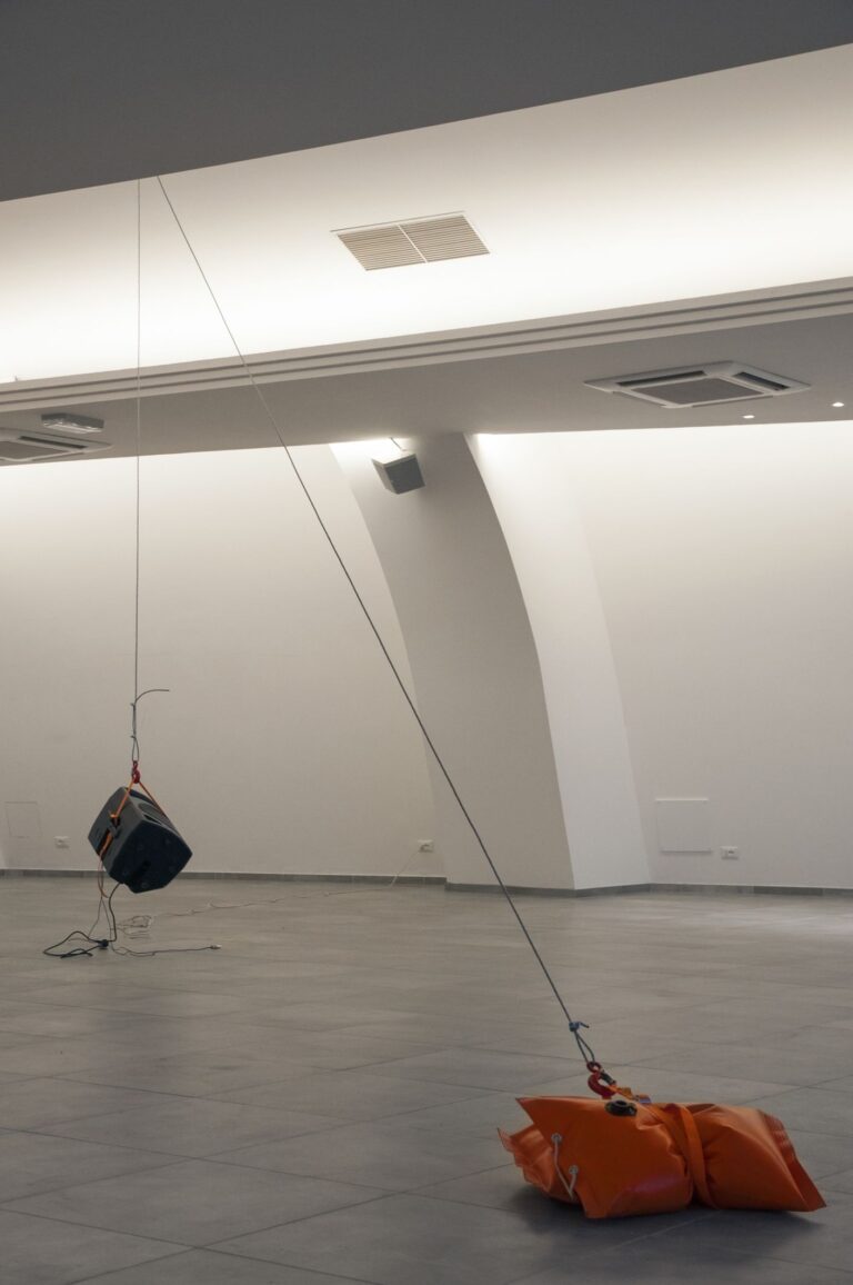 Alessandro Manfrin, Senza titolo (cantiere), 2018. Installation view at Lignano Sabbiadoro. Courtesy l’artista & Gian Marco Casini Gallery, Livorno