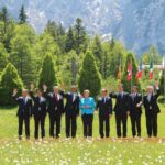 Angela Merkel ha creato una sorta di divisa, vestita sempre uguale con giacche arcobaleno che la fanno spiccare tra i completi blu maschili