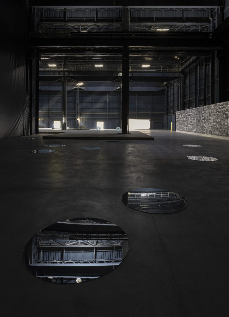 Ann Veronica Janssens, Drops, exhibition view at Pirelli HangarBicocca, Milano, 2023. © 2023 Ann Veronica Janssens, SIAE, Photo Andrea Rossetti