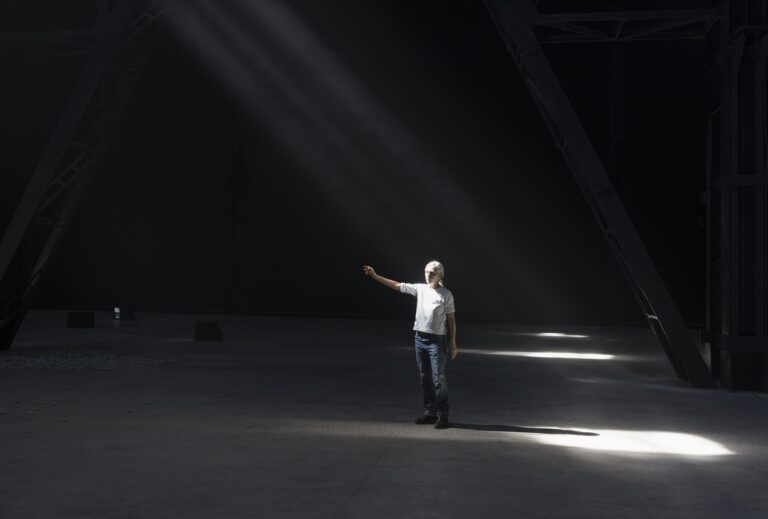 Pioverà, coreography by Anne Teresa De Keersmaeker inside the exhibition Grand Bal by Ann Veronica Janssens, Pirelli HangarBicocca, Milano, 2023. Courtesy Anne Teresa De Keersmaeker; Ann Veronica Janssens and Pirelli HangarBicocca, Milano © 2023 Ann Veronica Janssens, SIAE. Photo Andrea Rossetti