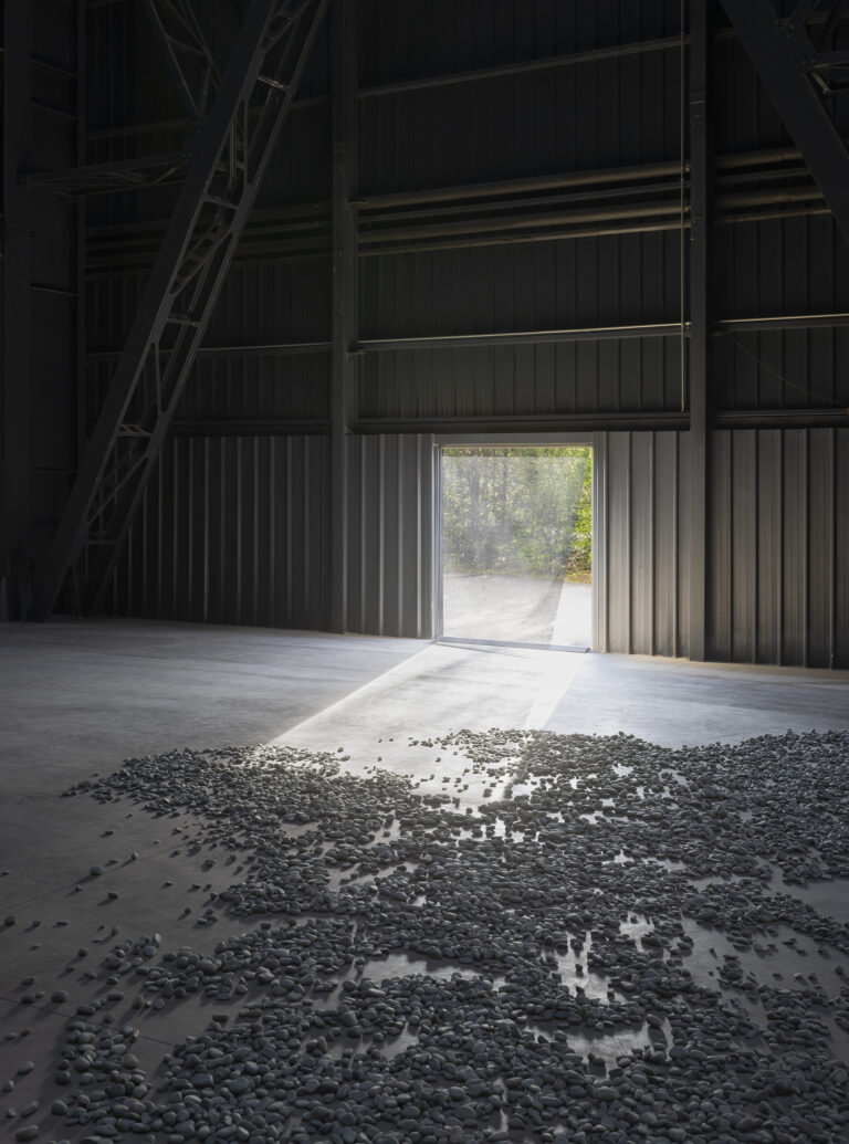 Ann Veronica Janssens, La pluie météorique, 1997 (particolare), exhibition view at Pirelli HangarBicocca, Milano, 2023. Collezione M HKA/Museum of Contemporary Art Antwerp © 2023 Ann Veronica Janssens, SIAE, Photo Andrea Rossetti