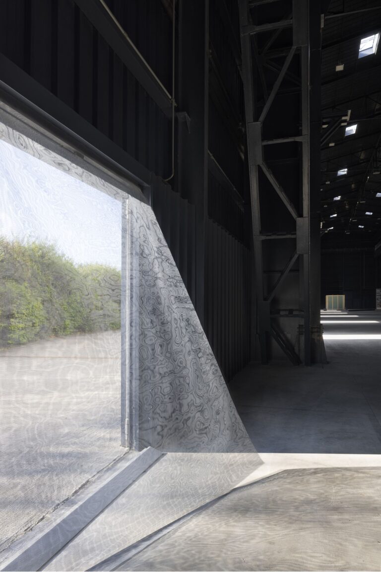 Ann Veronica Janssens, waves, exhibition view at Pirelli HangarBicocca, Milano, 2023. Commissionata e prodotta da Pirelli HangarBicocca, Milano © 2023 Ann Veronica Janssens, SIAE, Photo Andrea Rossetti