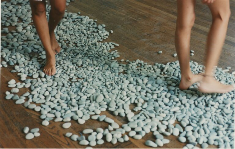 Ann Veronica Janssens, La pluie météorique, 1997 (particolare), Collezione M HKA Museum of Contemporary Art Antwerp. Courtesy l’artista © 2023 Ann Veronica Janssens, SIAE
