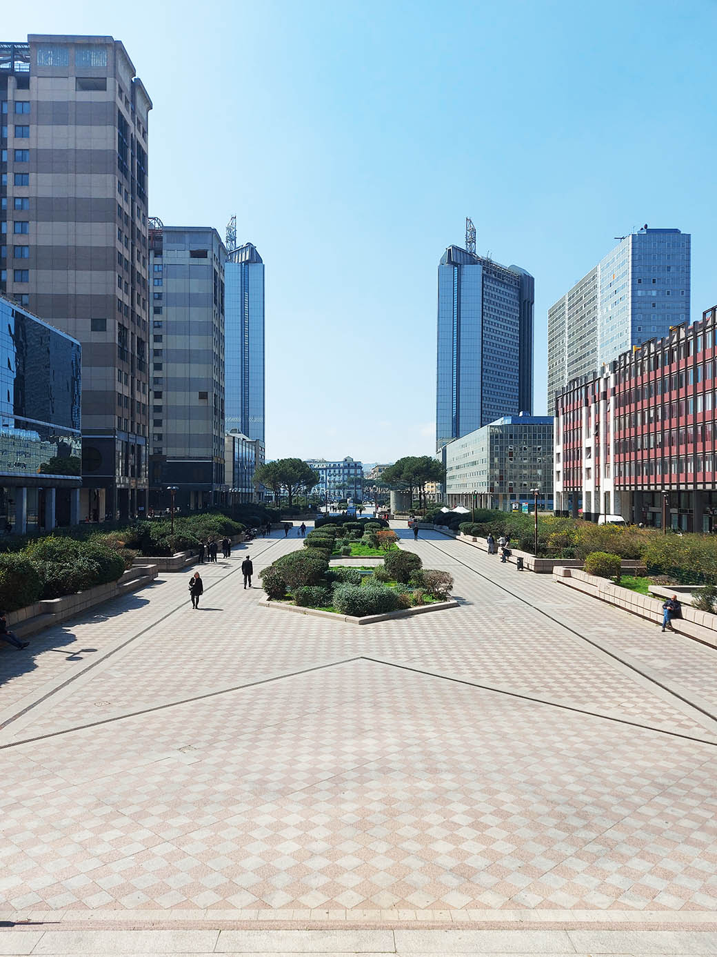 Centro Direzionale prospettiva dell’asse verde, in fondo le due torri diagonali dell’Enel, marzo 2023. Foto Carlo De Cristofaro