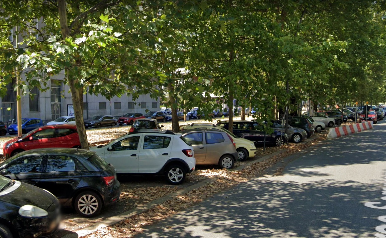 Corso Sempione a Milano auto parcheggiate dovunque laddove sarà fatta la ciclabile