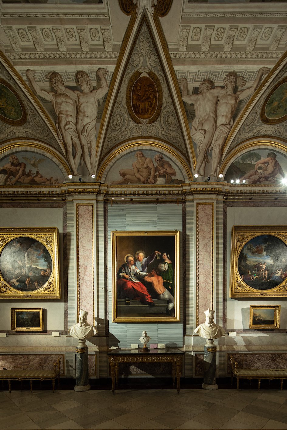 Dosso Dossi. Il fregio di Enea. Installation view con Santi Cosma e Damiano. Ph. A. Novelli © Galleria Borghese