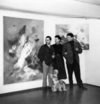 Edmondo Bacci, Peggy Guggenheim e Tancredi Parmeggiani (da sinistra) alla Galleria del Cavallino, Venezia, 1957 circa. Alle loro spalle, da sinistra, Avvenimento #242 (1957 c.) e Avvenimento #235 (1957 c.). Archivio Edmondo Bacci, Venezia