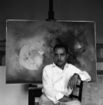 Edmondo Bacci nello studio con Avvenimento #372 (1961), Venezia, primi anni ’60. Archivio Edmondo Bacci, Venezia